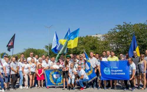 Колонной через весь город: в Мариуполе в День Независимости устроили автопробег в поддержку Блока Вадима Бойченко
