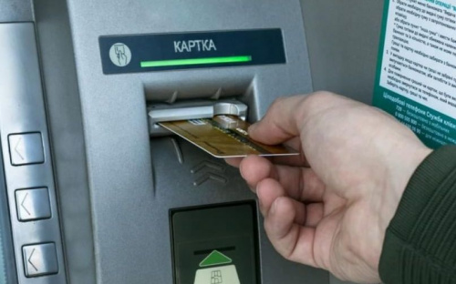 Банкоматы в Мариуполе заполняют деньгами