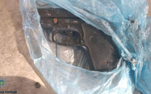 В Мариуполе оружие валялось на улице и его нашли дети (ФОТО)