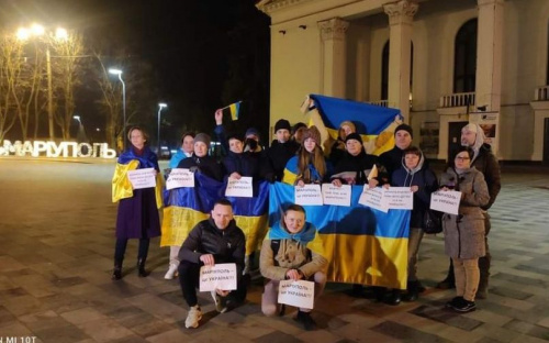 Мариупольцы в центре города собрались на акцию в поддержку Украины