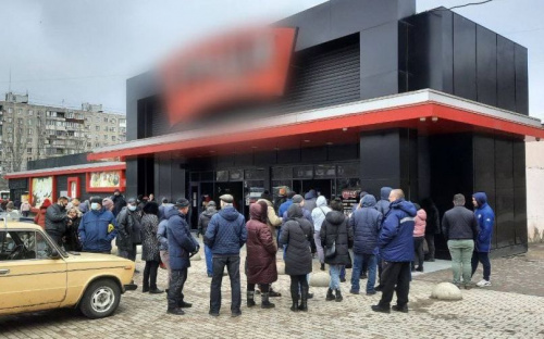 Мариупольцы стоят в очереди к банкоматам и в магазины (ФОТОФАКТ)