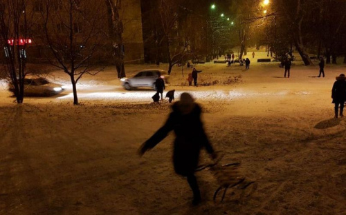 В Мариуполе дети катаются на санках вблизи проезжей части (ФОТОФАКТ)
