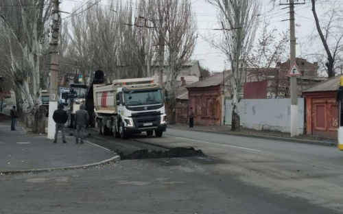 Ремонт по гарантии: в центре Мариуполя восстанавливают дорожное покрытие