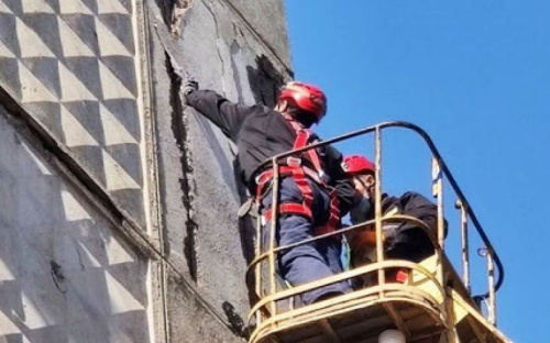 В Мариуполе спасатели демонтировали с фасадов трех зданий опасные элементы