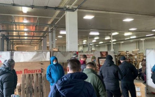 Мариупольцы часами ждут своих посылок на почте в карантин выходного дня