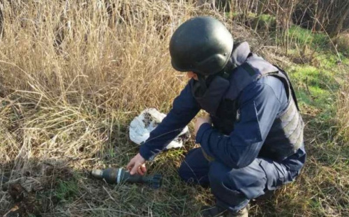 В жилом районе Мариуполя обнаружили минометную мину (ФОТО)