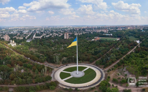 Огромный флаг Украины в «тестовом режиме» подняли над Донетчиной