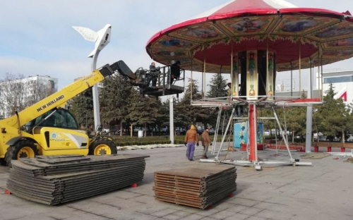 В центре Мариуполя собирают венецианскую карусель