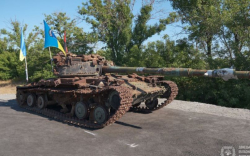 На Донетчине сгоревший танк превратили в памятник