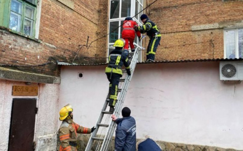 На Донетчине мужчина упал с высоты на крышу магазина