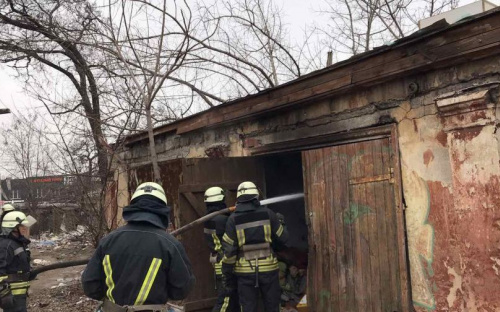 В центре Мариуполя 10 пожарных тушили возгорание в гараже. Устанавливается личность пострадавшего