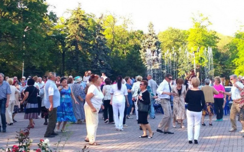 Мариупольские пенсионеры танцами «встряхнули» Городской сад (ФОТО+ВИДЕО)