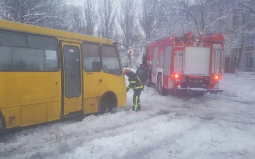 На скользкой и заснеженной дороге вблизи Мариуполя застрял автобус (ФОТО)
