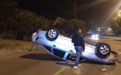 В Мариуполе в результате ДТП  перевернулся автомобиль