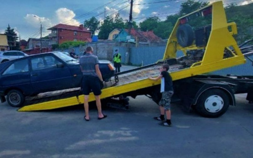 На мариупольском пляже не хватает автостоянок. Как власти будут решать проблему