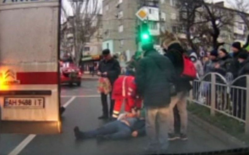 В Мариуполе мужчине стало плохо посреди проезжей части