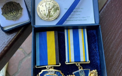Мать защитника Мариуполя провезла через российские блокпосты награды сына