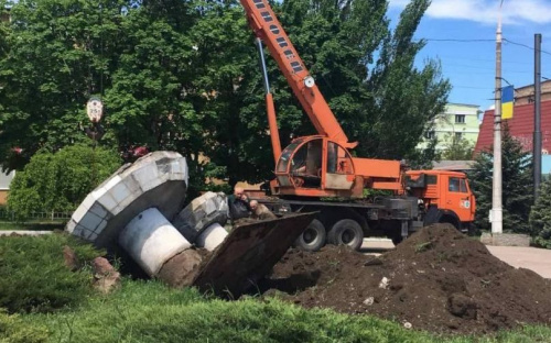 На площади Воинов-Освободителей в Мариуполе демонтируют фонтаны