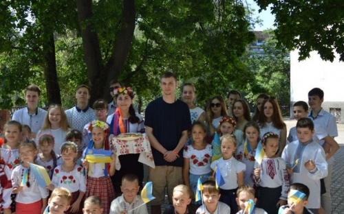Волонтер прилетел из Америки, чтобы обучить английскому  мариупольских школьников (ФОТО)