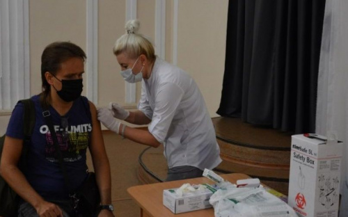Вакцинация коллективов: в Мариуполе массово делают прививки от COVID-19