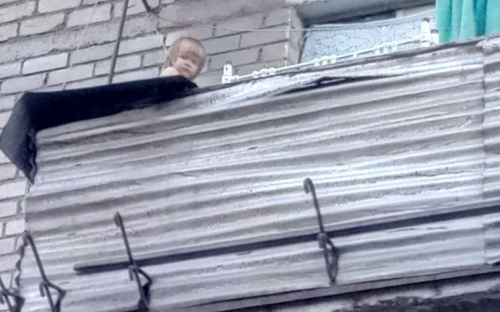 В Мариуполе спасли двухлетнюю девочку, сидевшую на парапете многоэтажки (ФОТО + ВИДЕО)
