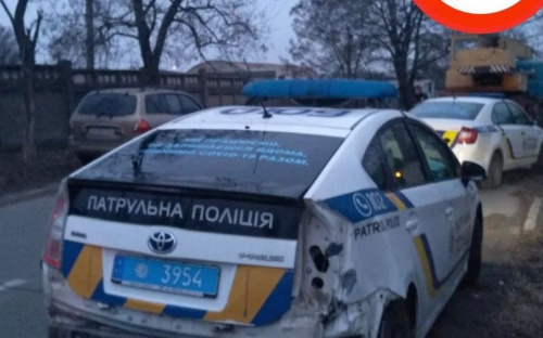 В Мариуполе коммунальный «МАЗ» въехал в патрульную машину, а «Mitsubishi» - в забор