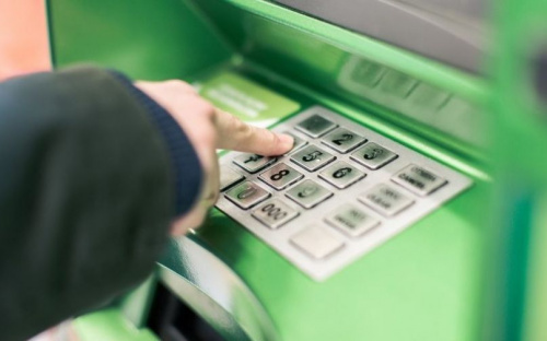 Помощь прохожей обошлась мариупольской пенсионерке в 74 тысячи гривен