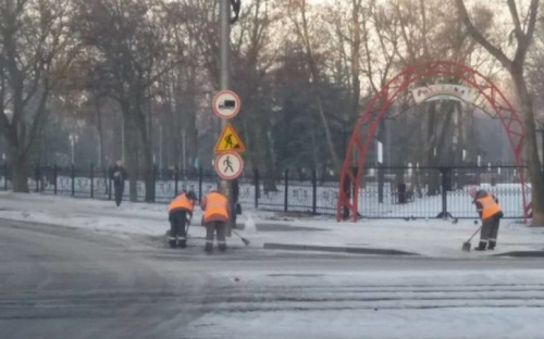 В Мариуполе на устранение гололеда потратили более 200 тонн специальной смеси (ФОТО)