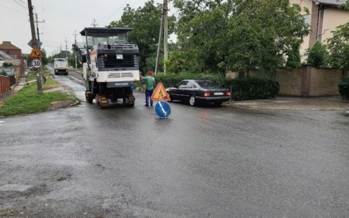 Впервые за полвека: в поселке Мариуполя стартовал капитальный ремонт дороги