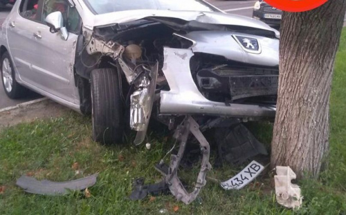 Peugeot после столкновения с Hyundai врезался в дерево на мариупольском проспекте