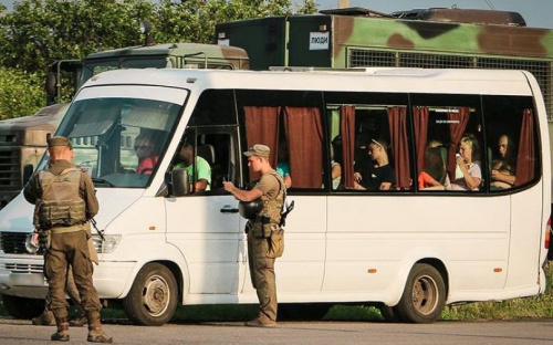 На дороге у Мариуполя силовики задержали сильно нервничавшего мужчину (ФОТО)