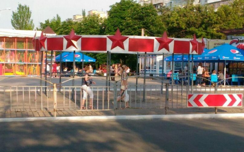 Города-герои исчезли из памятного знака в Мариуполе (ФОТО)