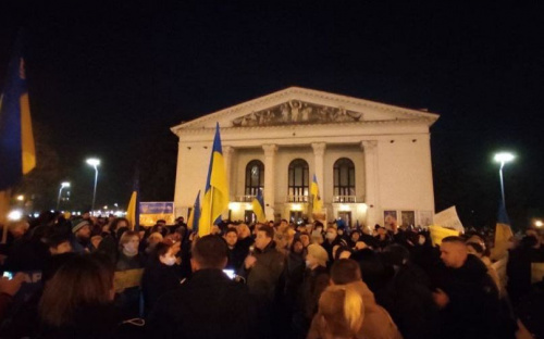 Сотни мариупольцев вышли на акцию в поддержку Украины и против РФ 