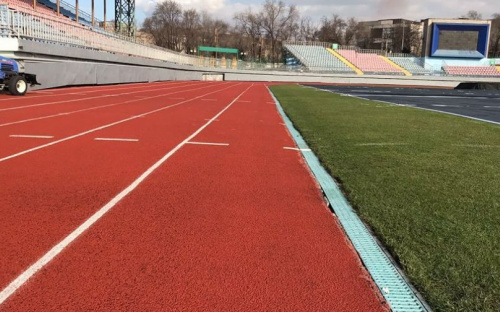 В Мариуполе «будят» футбольный газон на стадионе «Ильичевец» (ФОТО)