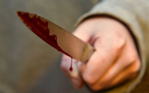 В Мариуполе отчим ударил 18-летнего пасынка ножом по почкам: парня спасли патрульные