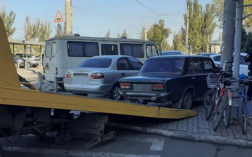 В Мариуполе с тротуара на штрафплощадку забрали несколько автомобилей