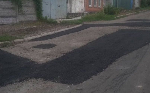 «Город без окраин»: в Мариуполе заасфальтировали разбитую дорогу
