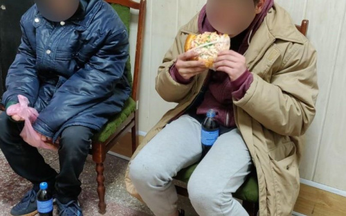 Сбежавшие из мариупольского приюта подростки блуждали по лесополосам и грелись у костра