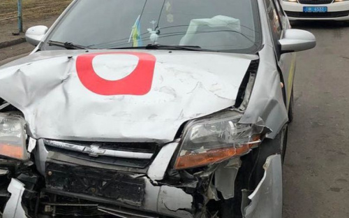 В Мариуполе автомобиль службы такси въехал в легковушку