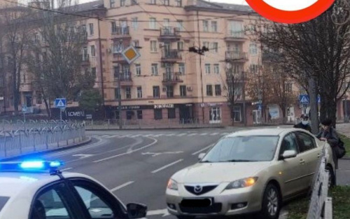 Автомобиль влетел в ограждение на театральном кольце в Мариуполе