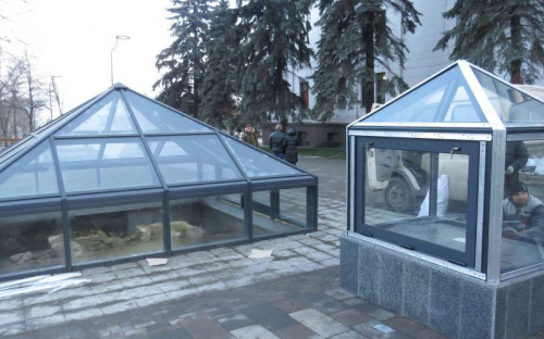 В центре Мариуполя у театра построили второй прозрачный объект (ФОТОФАКТ)