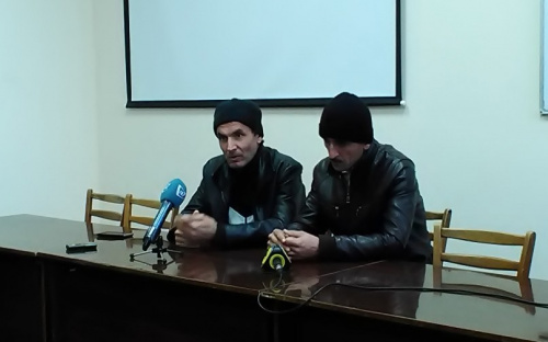 Депортированные из РФ таджик и узбек заблудились в Мариуполе (ФОТО)