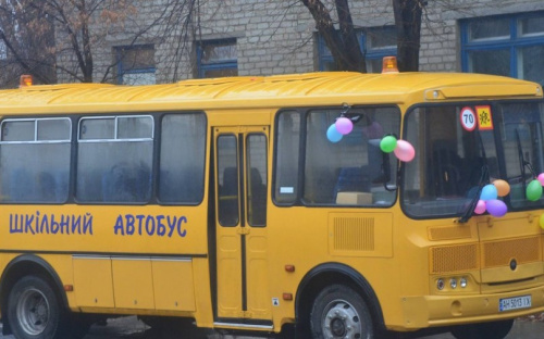 Дети из прифронтовой зоны Донетчины получили новый школьный автобус