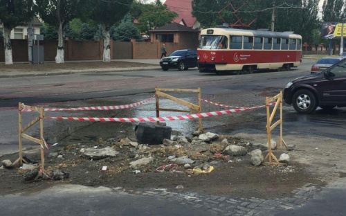 Сразу на двух улицах Мариуполя произошел прорыв трубопровода (ФОТО+ВИДЕО)