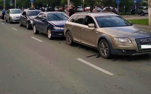 В центре Мариуполя – тройное ДТП. Водитель оплатил ущерб на месте