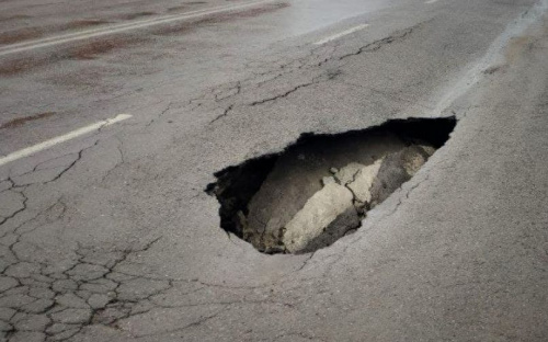 В центре Мариуполя провалился асфальт. Движение транспорта ограничено