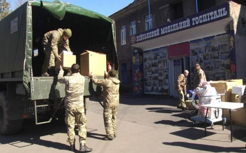 Военному госпиталю Мариуполя передали ортезы для раненых бойцов (ФОТО)