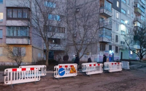 В Мариуполе меняют старые водопроводные трубы на пластиковые