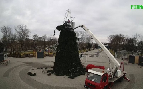 В Мариуполе начали разбирать новогодние локации (ФОТОФАКТ)