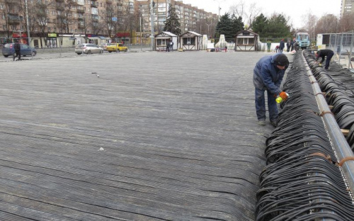 В Мариуполе на площади появился огромный ковер из айсматов для производства льда (ФОТО)